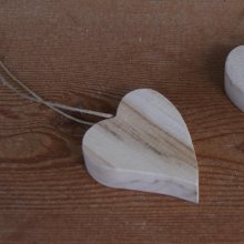 Pequeño corazón inclinado de madera de abedul para colgar