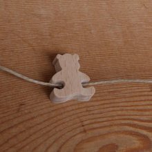 cuentas de madera osito H para decorar collar infantil