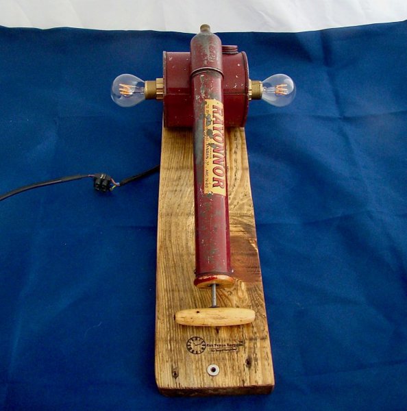 Applique ancien pulv&eacute;risateur &agrave; cire liquide 