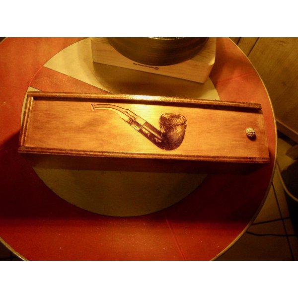 Caja de pipas vintage con pipa