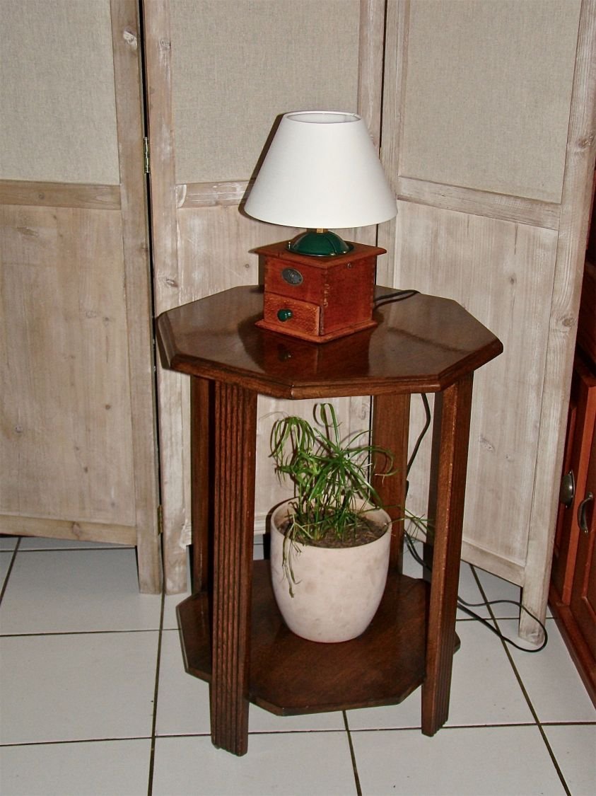 Antigua lámpara de molino de café verde