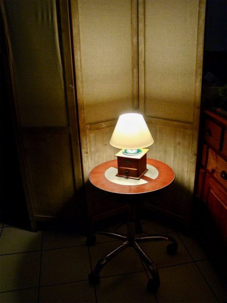 Antigua l&aacute;mpara de molino de caf&eacute; verde