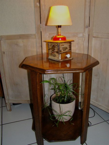 Antiguo molinillo de caf&eacute; l&aacute;mpara roja 