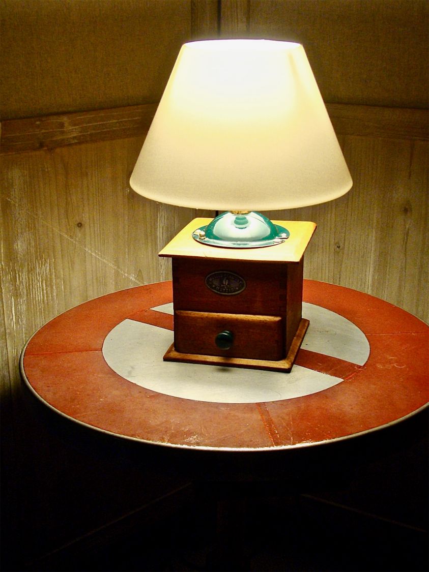 Antigua lámpara de molino de café verde