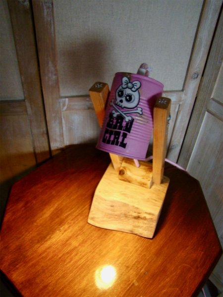 L&aacute;mpara de escritorio de chica mala