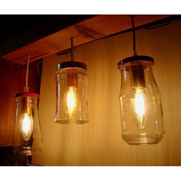 Peque&ntilde;a l&aacute;mpara de ara&ntilde;a con tarros reciclados y madera.