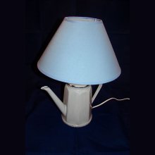 Lámpara antigua de cafetera en chapa esmaltada