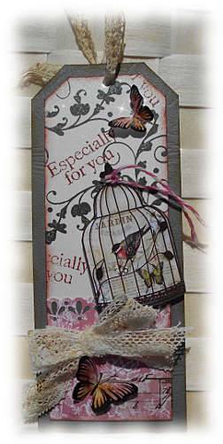 Shabby chic ou rétro pour ce tag carte gris rose et dentelle  "Especially for you" aux papillons 3D colorisés encre distress