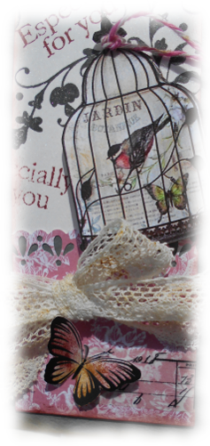 Shabby chic ou rétro pour ce tag carte gris rose et dentelle  "Especially for you" aux papillons 3D colorisés encre distress