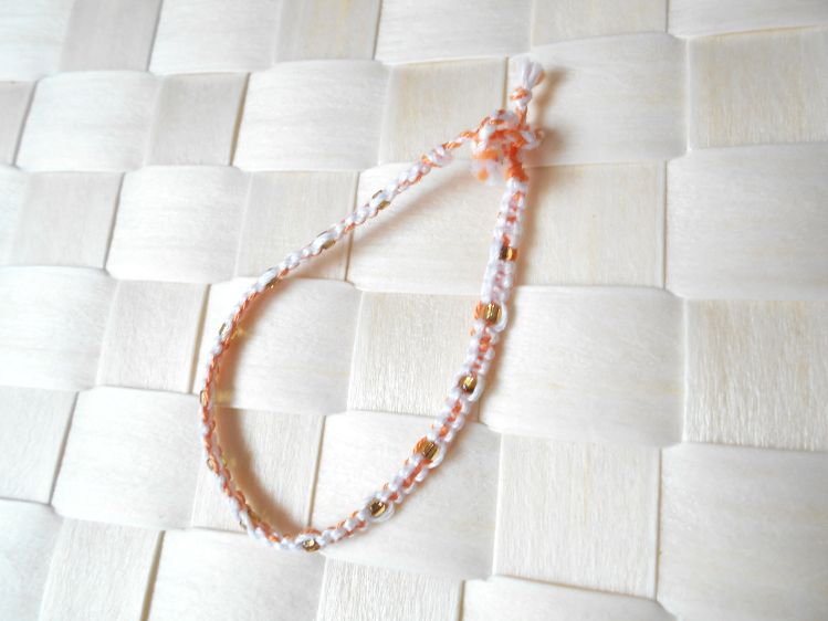 Tour de poignet en macramé corail blanc avec perles de rocaille dorées 