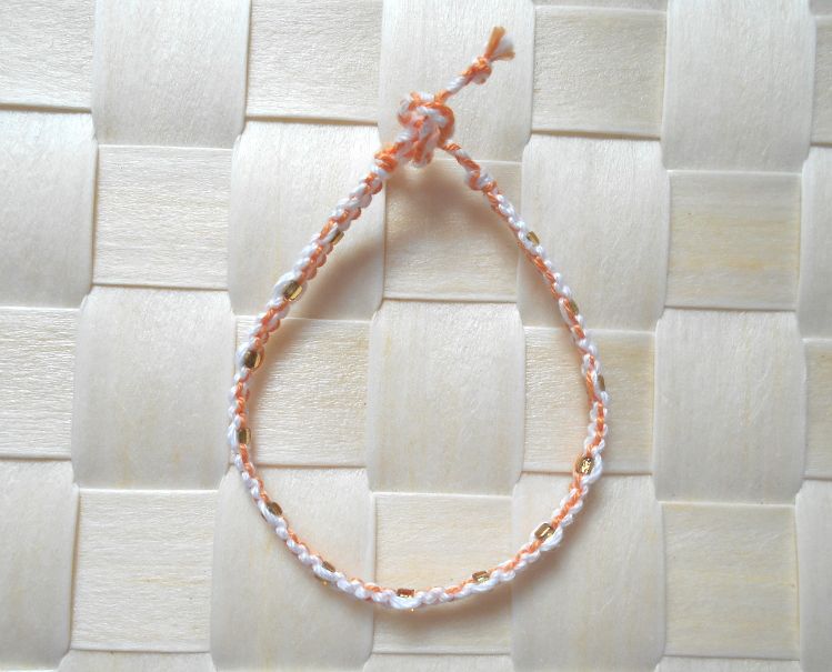 Tour de poignet en macramé corail blanc avec perles de rocaille dorées 