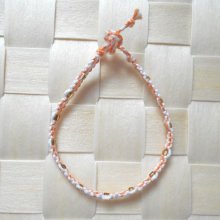 Tour de poignet en macramé corail blanc avec perles de rocaille dorées 