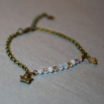 Pulsera de cadena fina blanca y dorada