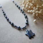 Collier au pendentif Tortue et perles en hématite et cristal violet