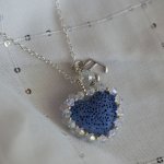 Colgante Corazón de piedra de lava azul en cadena de plata