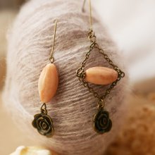 Pendientes de piedra beige y rosa