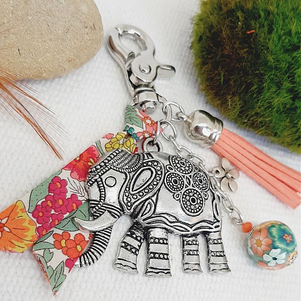 Bolsa joya con gran colgante de elefante de plata antigua y cinta a juego para un dise&ntilde;o &uacute;nico