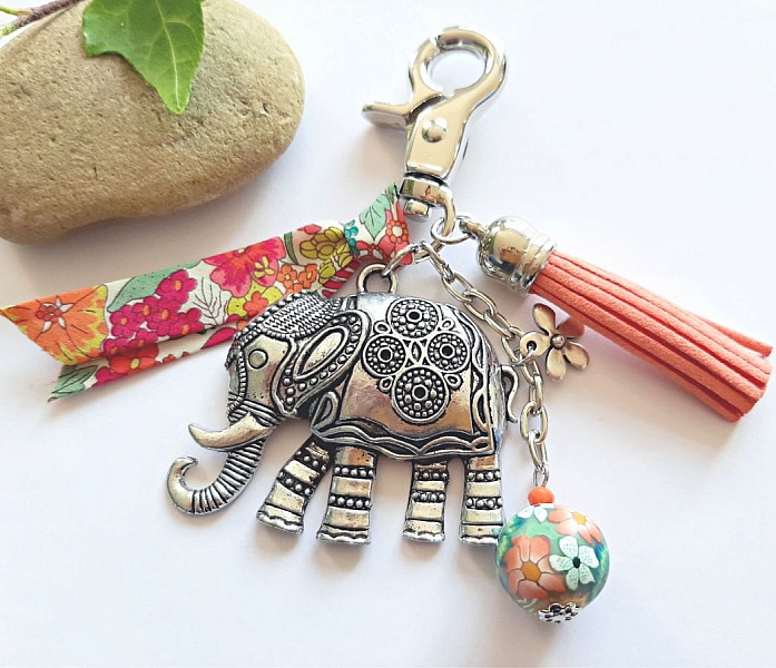 Bolsa joya con gran colgante de elefante de plata antigua y cinta a juego para un dise&ntilde;o &uacute;nico