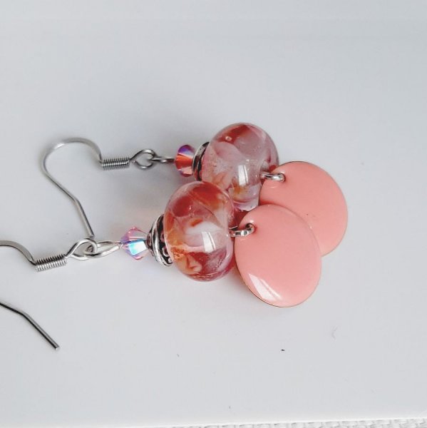 pendientes de dise&ntilde;o rosa salm&oacute;n con perla transparente hechos a mano