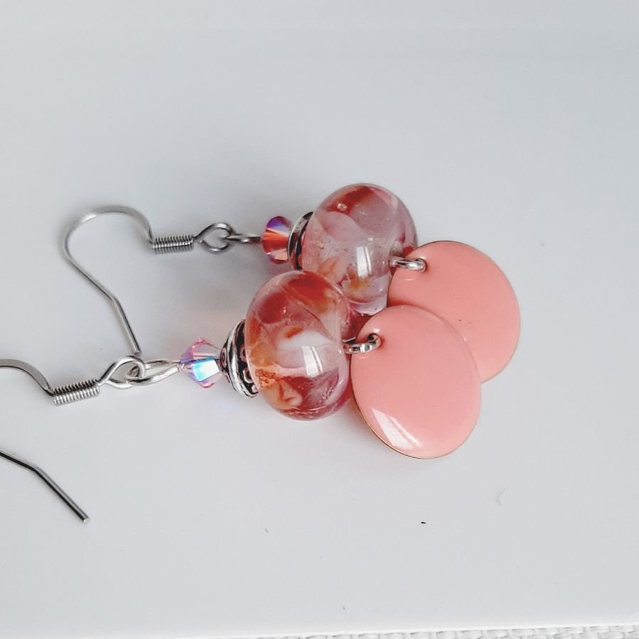 pendientes de diseño rosa salmón con perla transparente hechos a mano