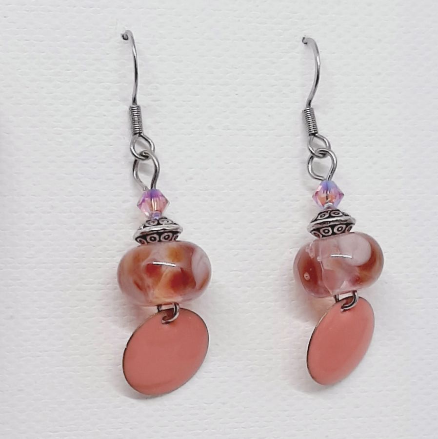 pendientes de diseño rosa salmón con perla transparente hechos a mano