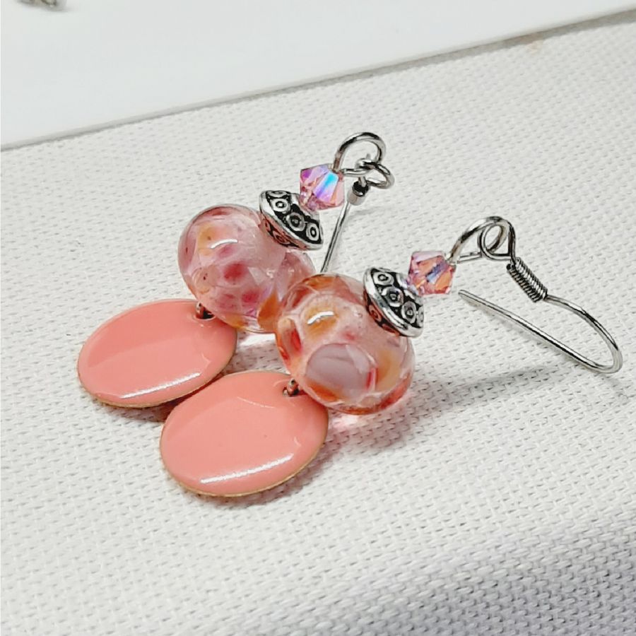 pendientes de diseño rosa salmón con perla transparente hechos a mano