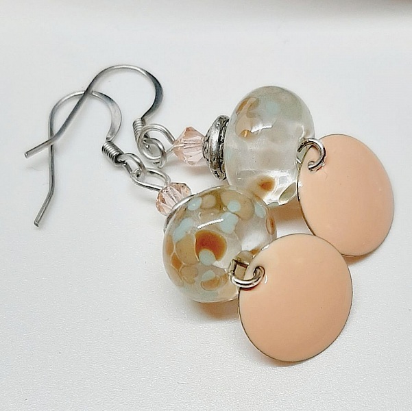 pendientes de dise&ntilde;o en color nude con cuentas de cristal &uacute;nicas hiladas a mano