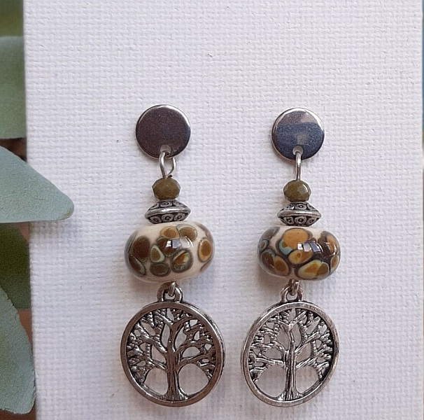 boucles d'oreille perle rakue en verre fil&eacute; et pendentif symbole arbre de vie en m&eacute;tal argent&eacute;
