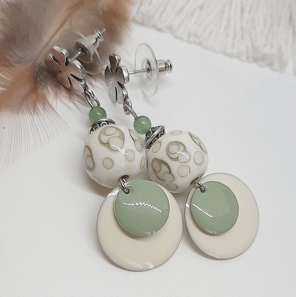 pendientes beige colores de moda y verde almendra con abalorios hechos a mano 