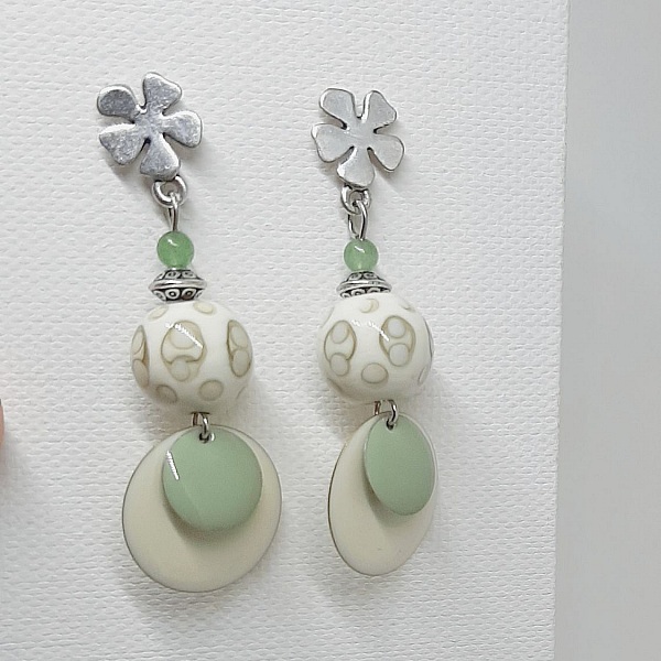 pendientes beige colores de moda y verde almendra con abalorios hechos a mano 