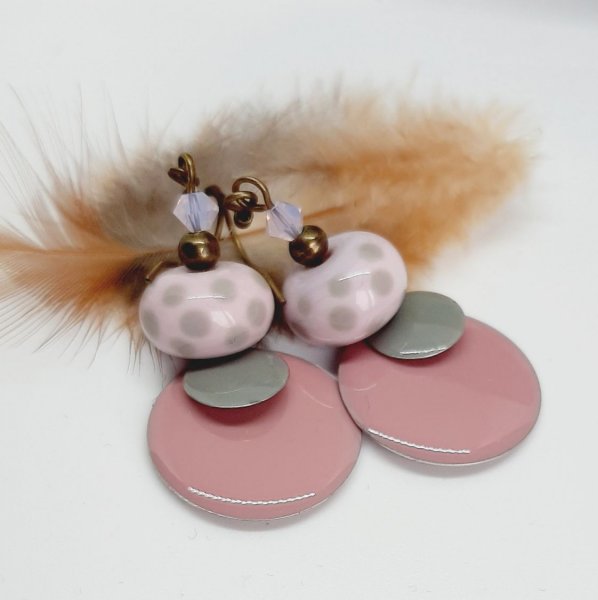 boucles oreilles couleur mode rose pastel tendre &agrave; pois modele unique avec perle de cr&eacute;ateur