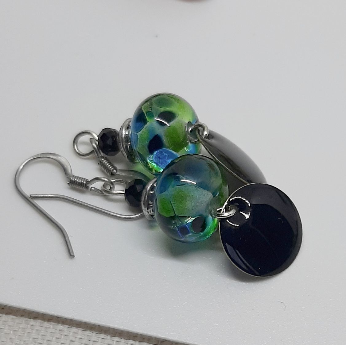 pendientes de diseño verde y negro para orejas perforadas hechos a mano