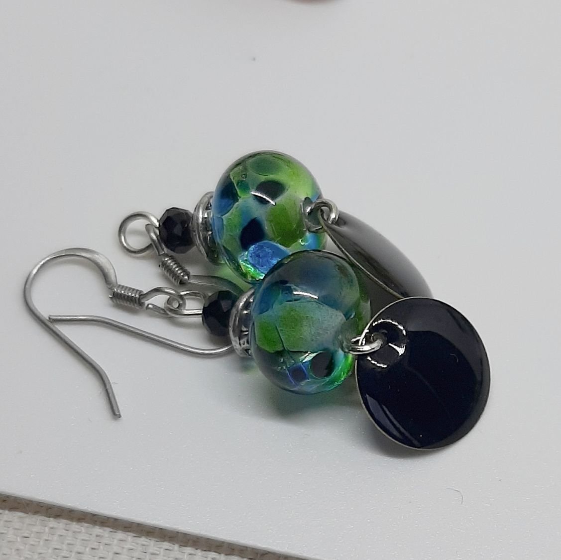 pendientes de diseño verde y negro para orejas perforadas hechos a mano