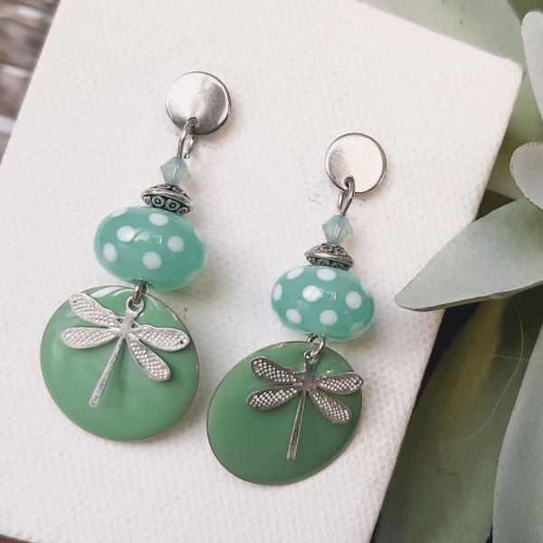 boucles d'oreilles discretes et pastels id&eacute;al pour tenue d'hiver 