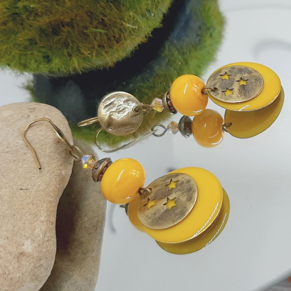 pendientes de ranúnculo amarillo y bronce con cuentas hechas a mano