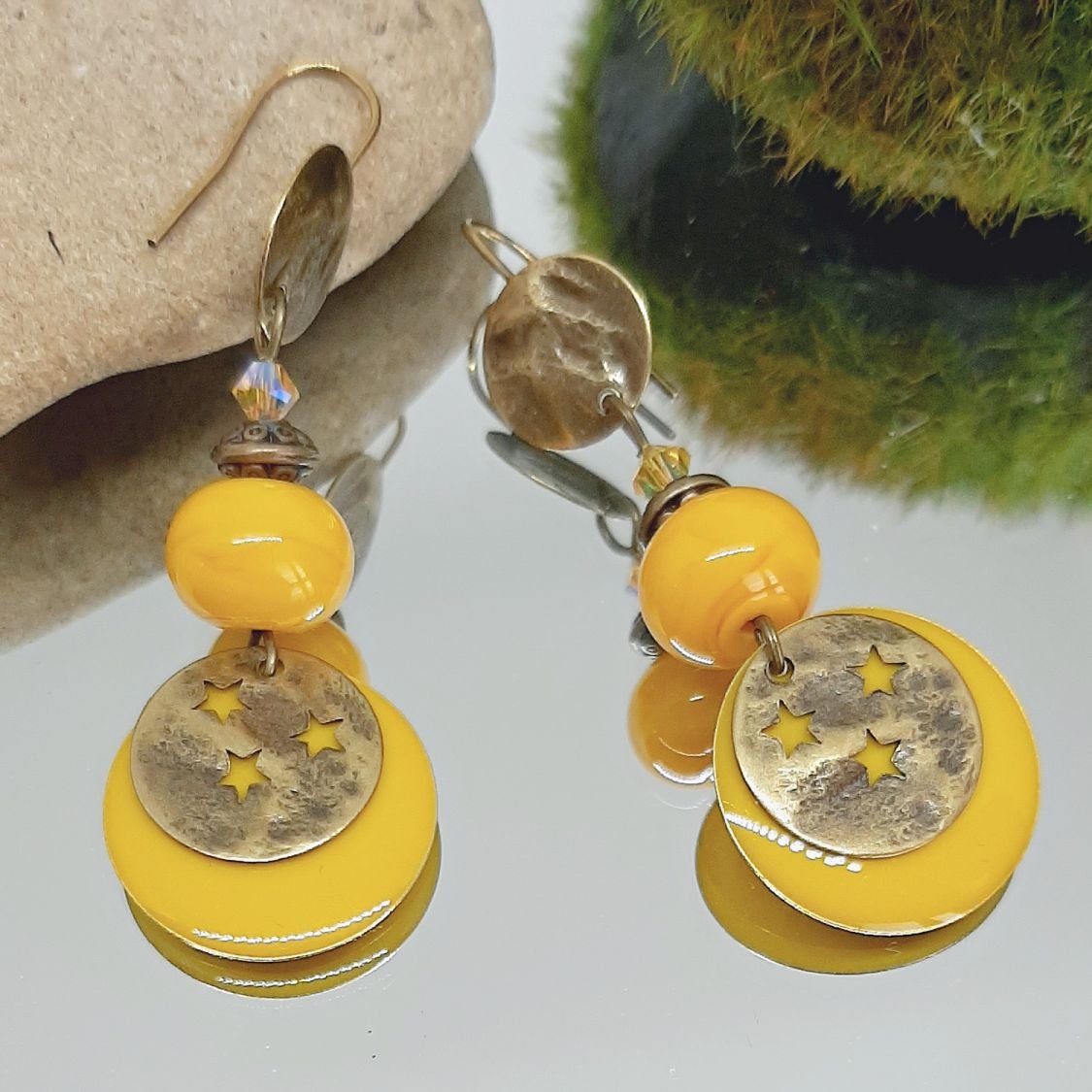 pendientes de ranúnculo amarillo y bronce con cuentas hechas a mano