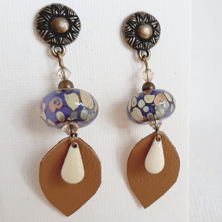 pendientes gota de diseño con cuenta de cristal hecha a mano y hoja de cuero con cuenta de cristal hecha a mano