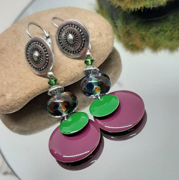 pendientes para orejas perforadascolores originales verde y morado y ajuste perfecto en cuentas de vidrio