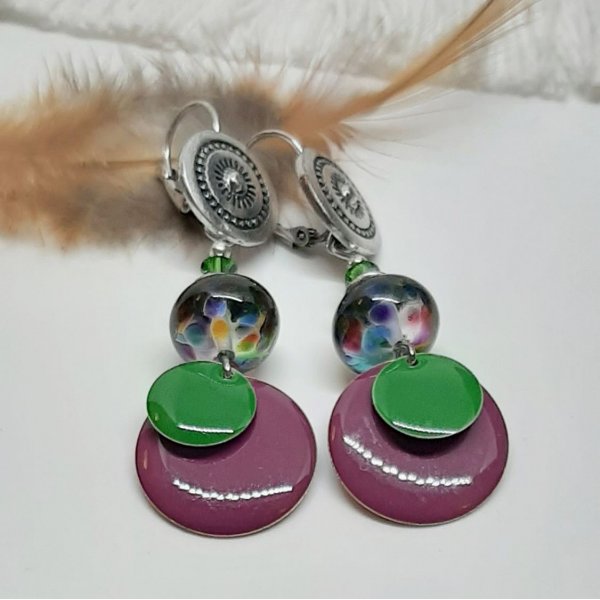 pendientes para orejas perforadascolores originales verde y morado y ajuste perfecto en cuentas de vidrio