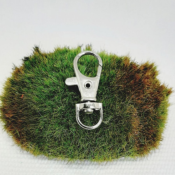 llavero de plata con s&iacute;mbolo del &aacute;rbol de la vida y perla hecha a mano en rojo brillante y dorado