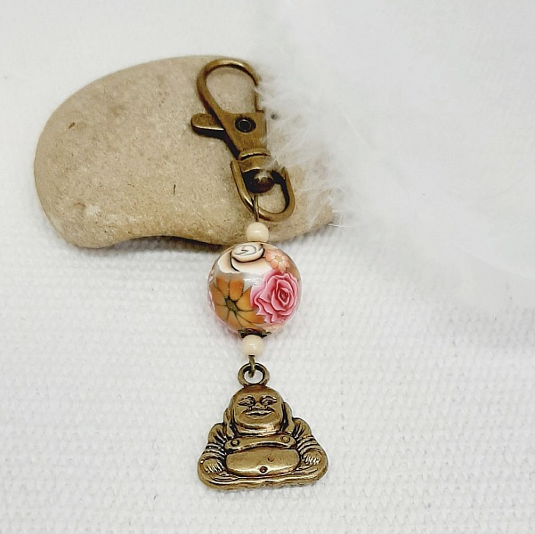 porte cl&eacute;s bouddha esprit zen et perle polymere fleurie aux couleurs esprit vintage 
