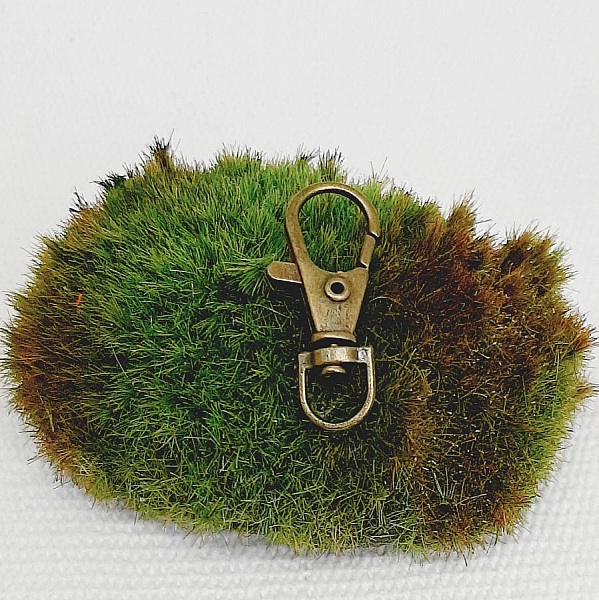 medalla llavero d&uacute;o de p&aacute;jaros color bronce y perla artesanal motivo floral verde y vino l&iacute;asmulticolor