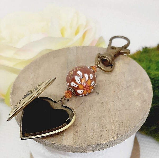 llavero pedentific con foto y perla en arcilla polim&eacute;rica marr&oacute;n y floweraet blanco 