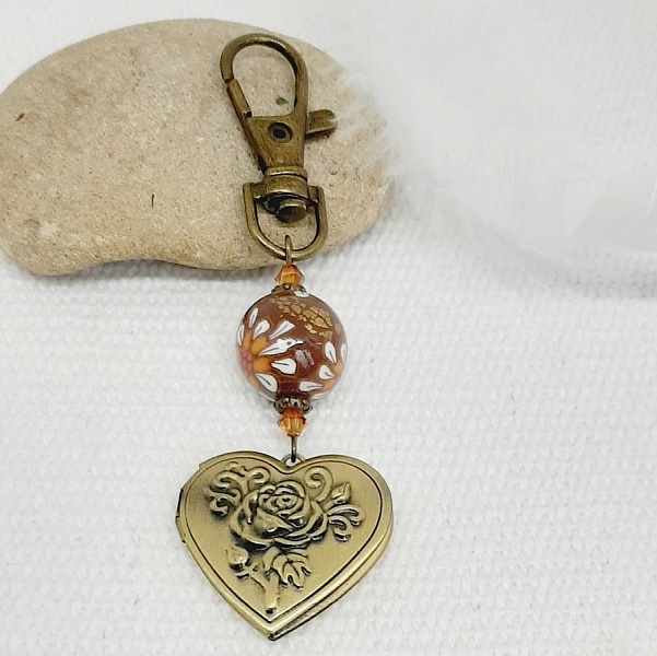 llavero pedentific con foto y perla en arcilla polim&eacute;rica marr&oacute;n y floweraet blanco 