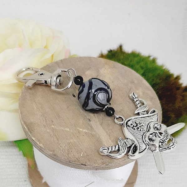 porte cl&eacute; pendentif pirate garcon et perle grise et noir masculin faite &agrave; la main
