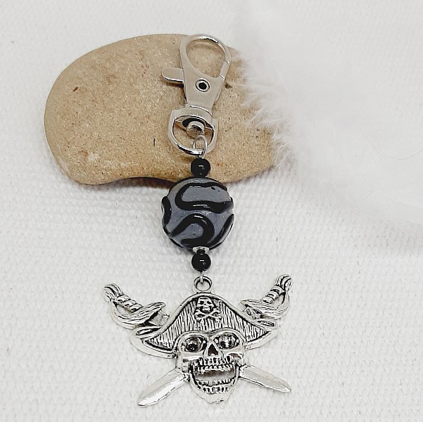 porte cl&eacute; pendentif pirate garcon et perle grise et noir masculin faite &agrave; la main