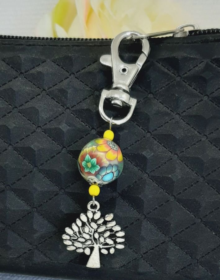 llavero de plata con símbolo del árbol de la vida y perla multicolor hecha a mano