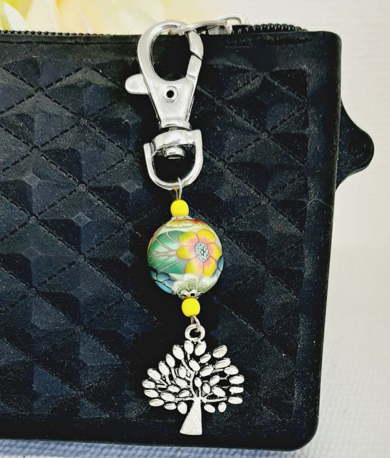 llavero de plata con símbolo del árbol de la vida y perla multicolor hecha a mano