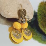 pendientes de ranúnculo amarillo y bronce con cuentas hechas a mano