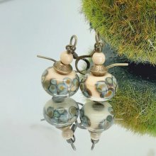 originales pendientes de fantasia con una cuenta de cristal beige y bronce efecto rakue